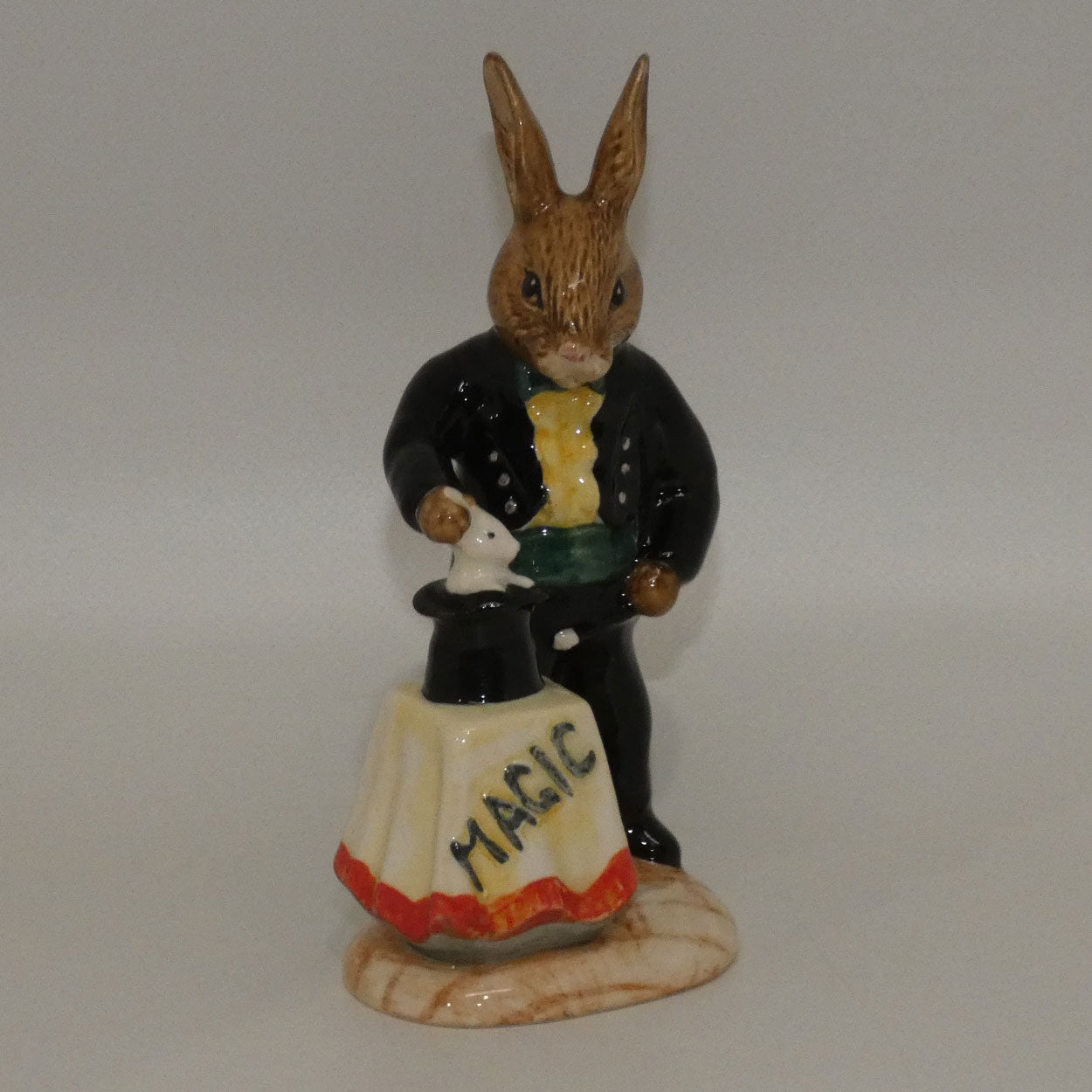 db159-royal-doulton-bunnykins-magician-green-cumberbund