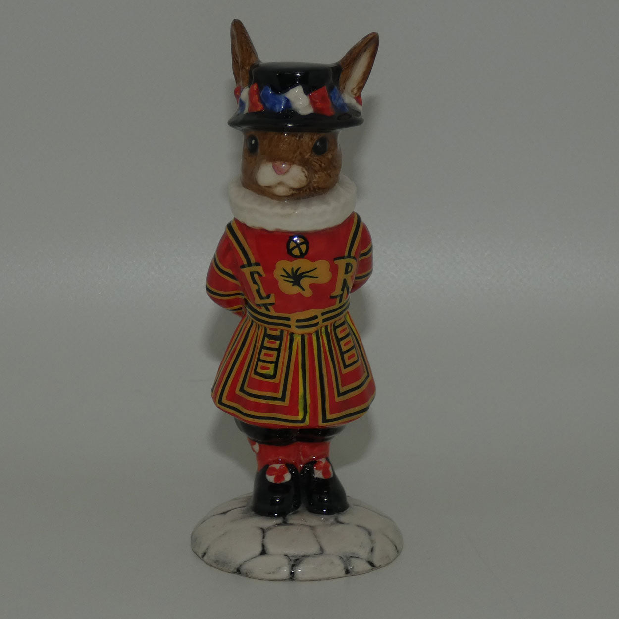 db163-royal-doulton-bunnykins-beefeater
