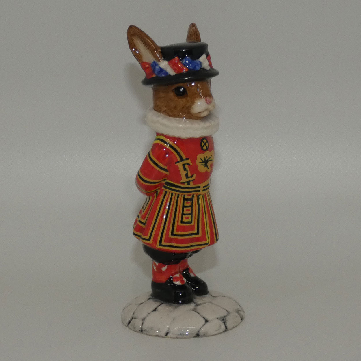 db163-royal-doulton-bunnykins-beefeater