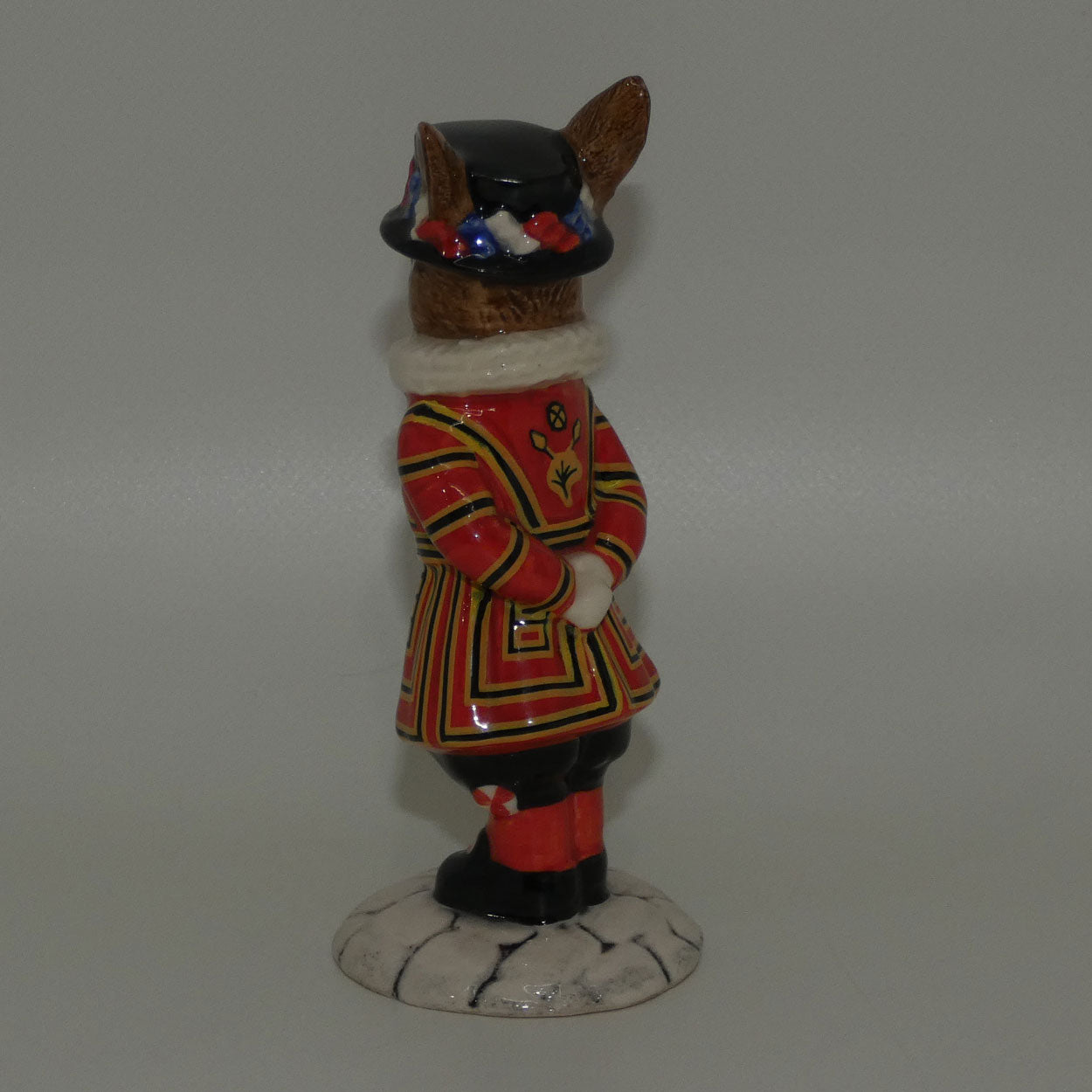 db163-royal-doulton-bunnykins-beefeater