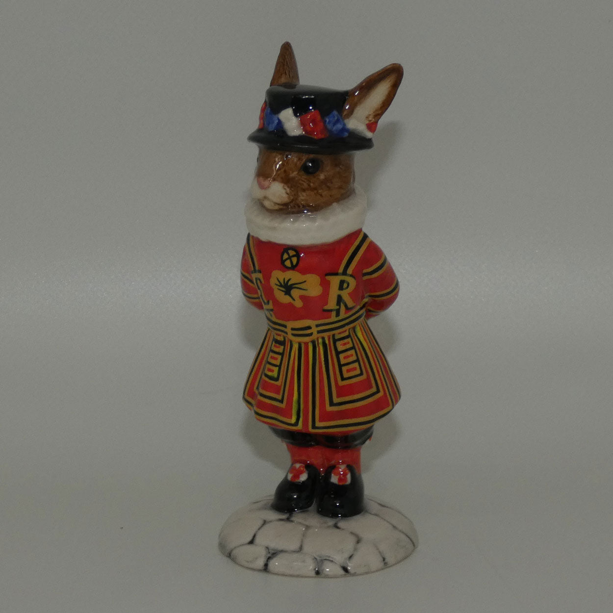 db163-royal-doulton-bunnykins-beefeater