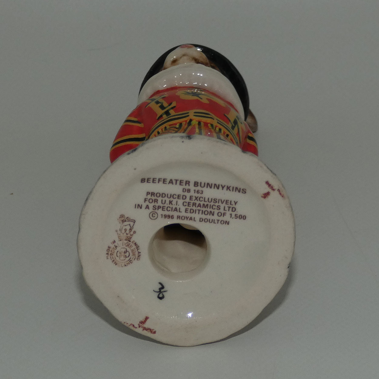 db163-royal-doulton-bunnykins-beefeater