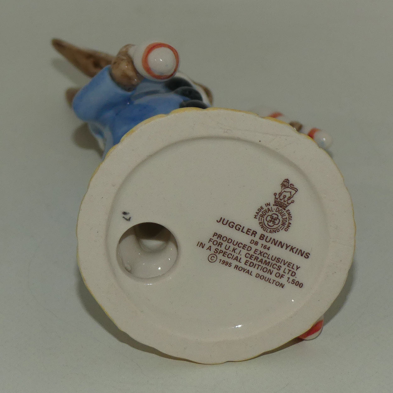 db164-royal-doulton-bunnykins-juggler