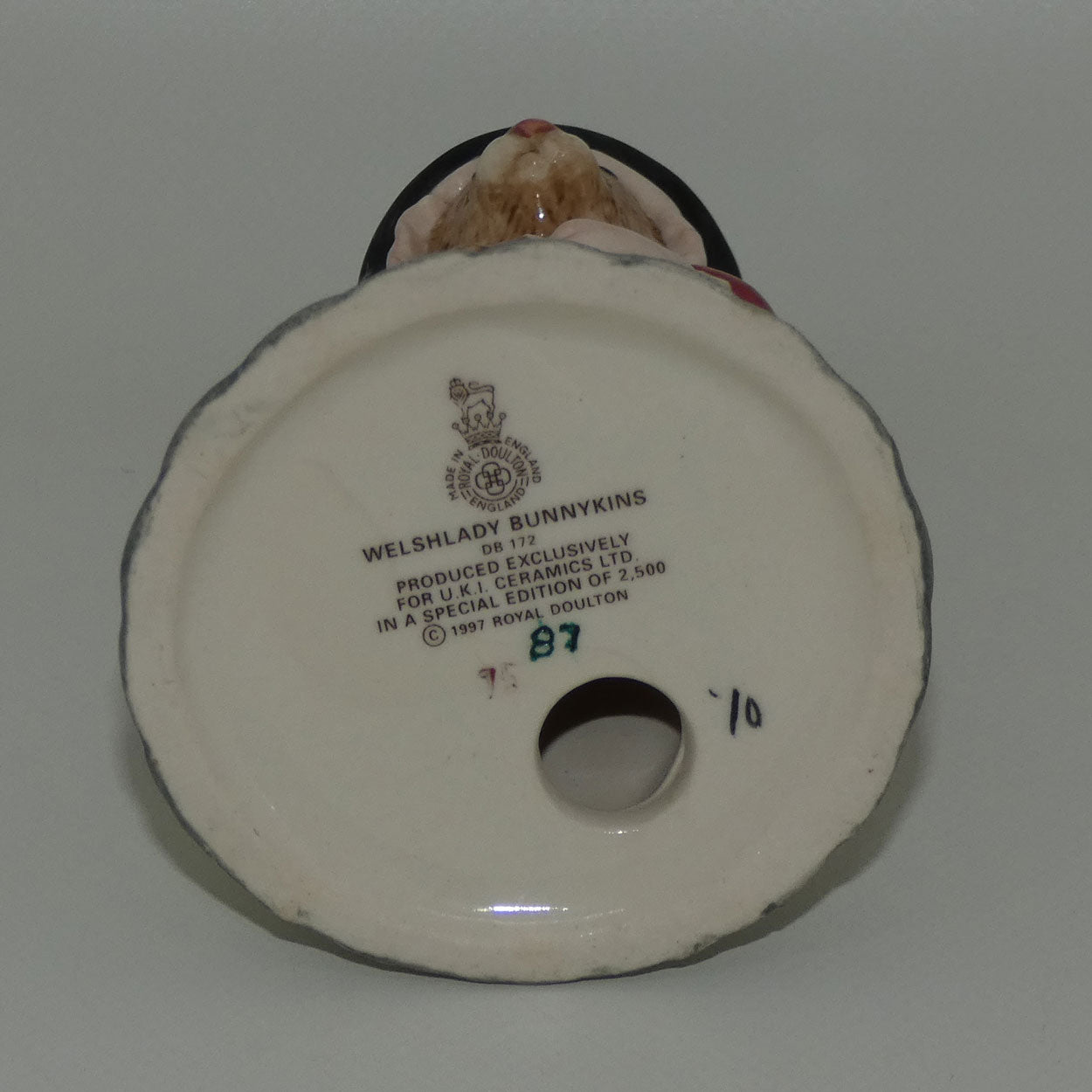 db172-royal-doulton-bunnykins-welsh-lady