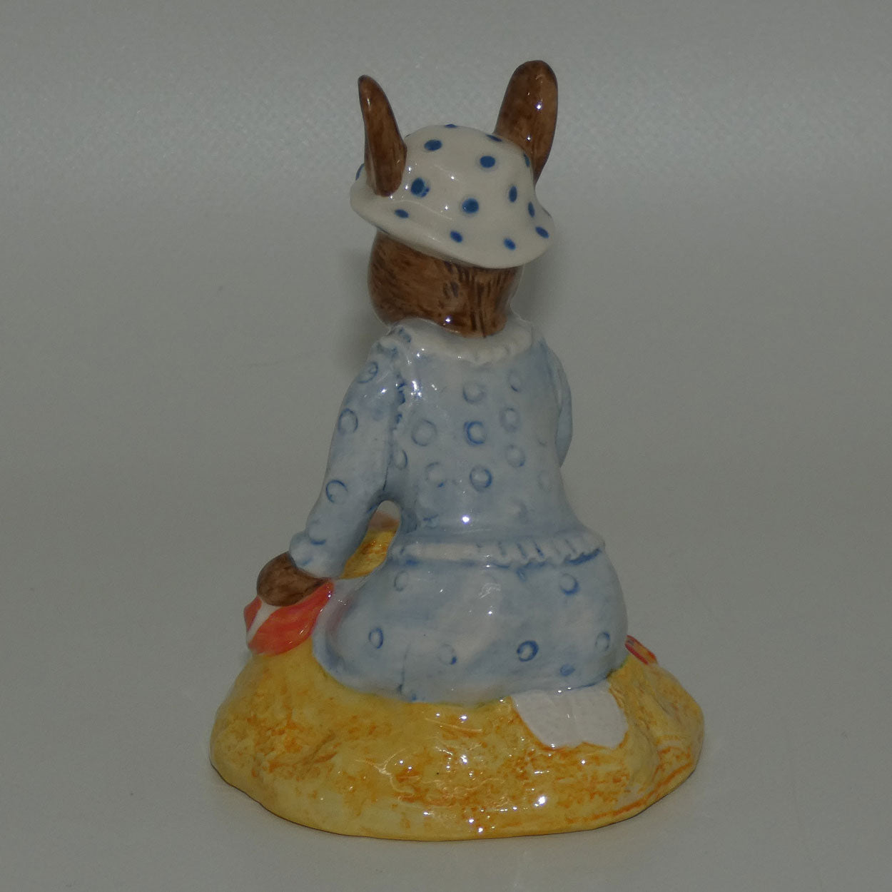 db177-royal-doulton-bunnykins-seaside-no-box