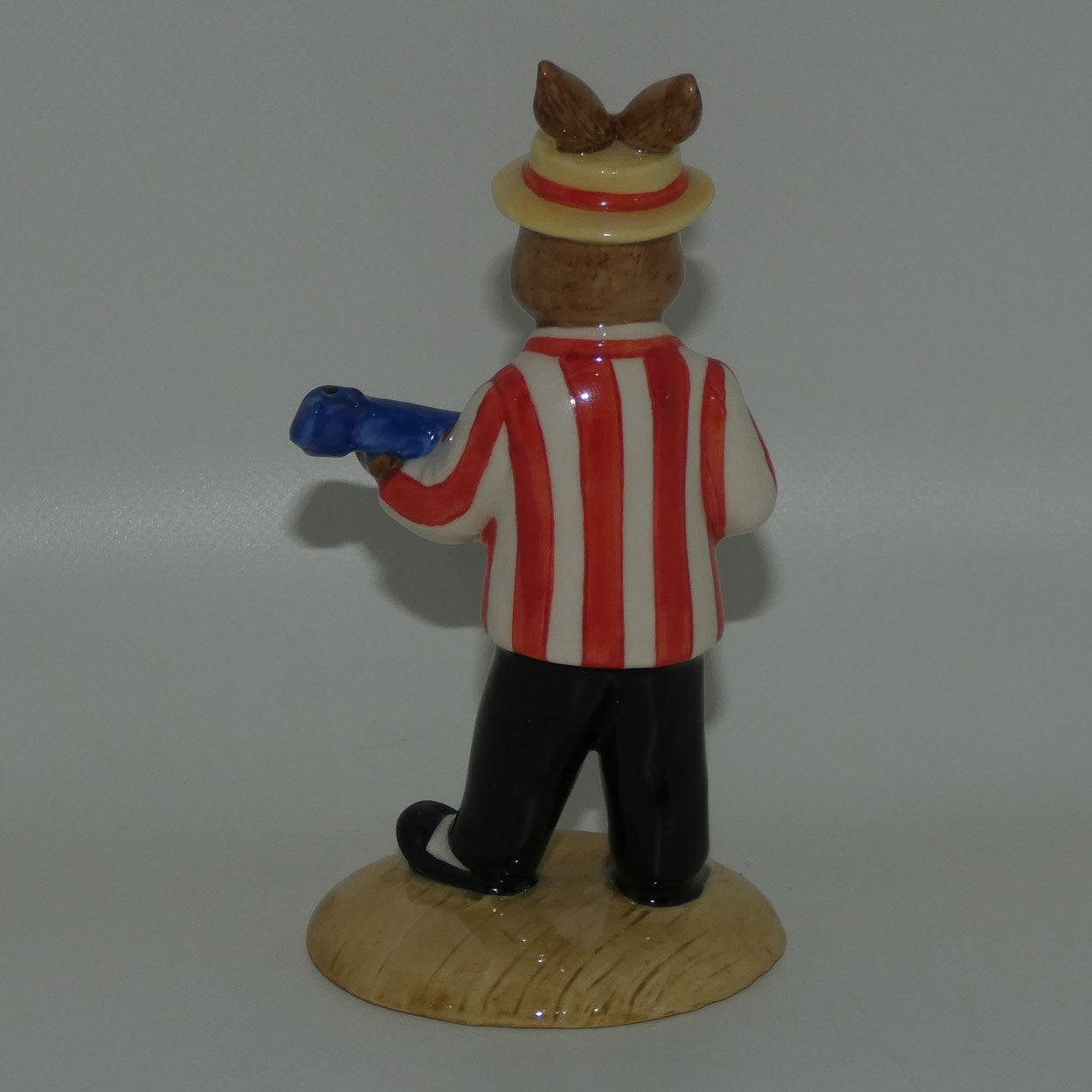 db182-royal-doulton-bunnykins-banjo-player