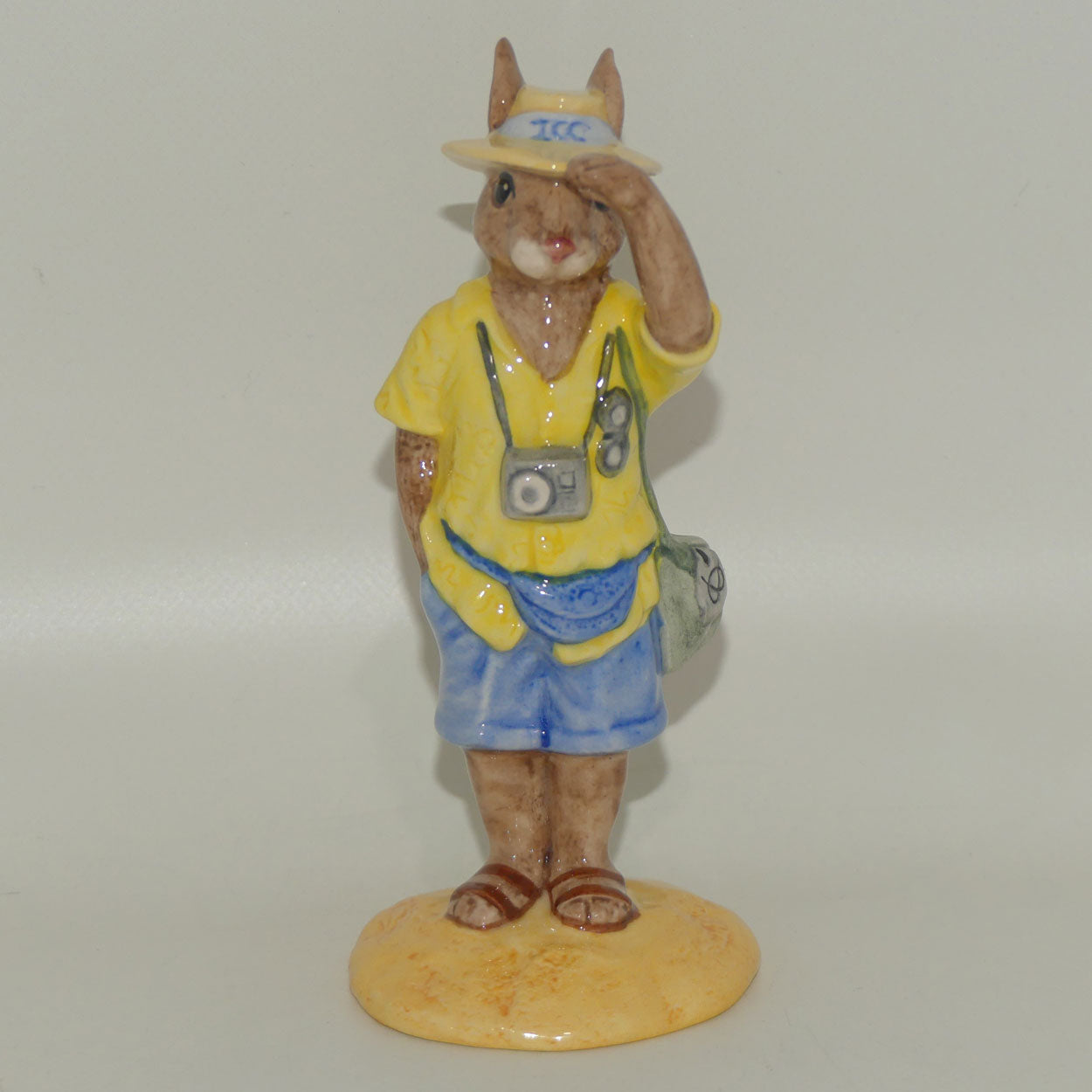 db190-royal-doulton-bunnykins-tourist