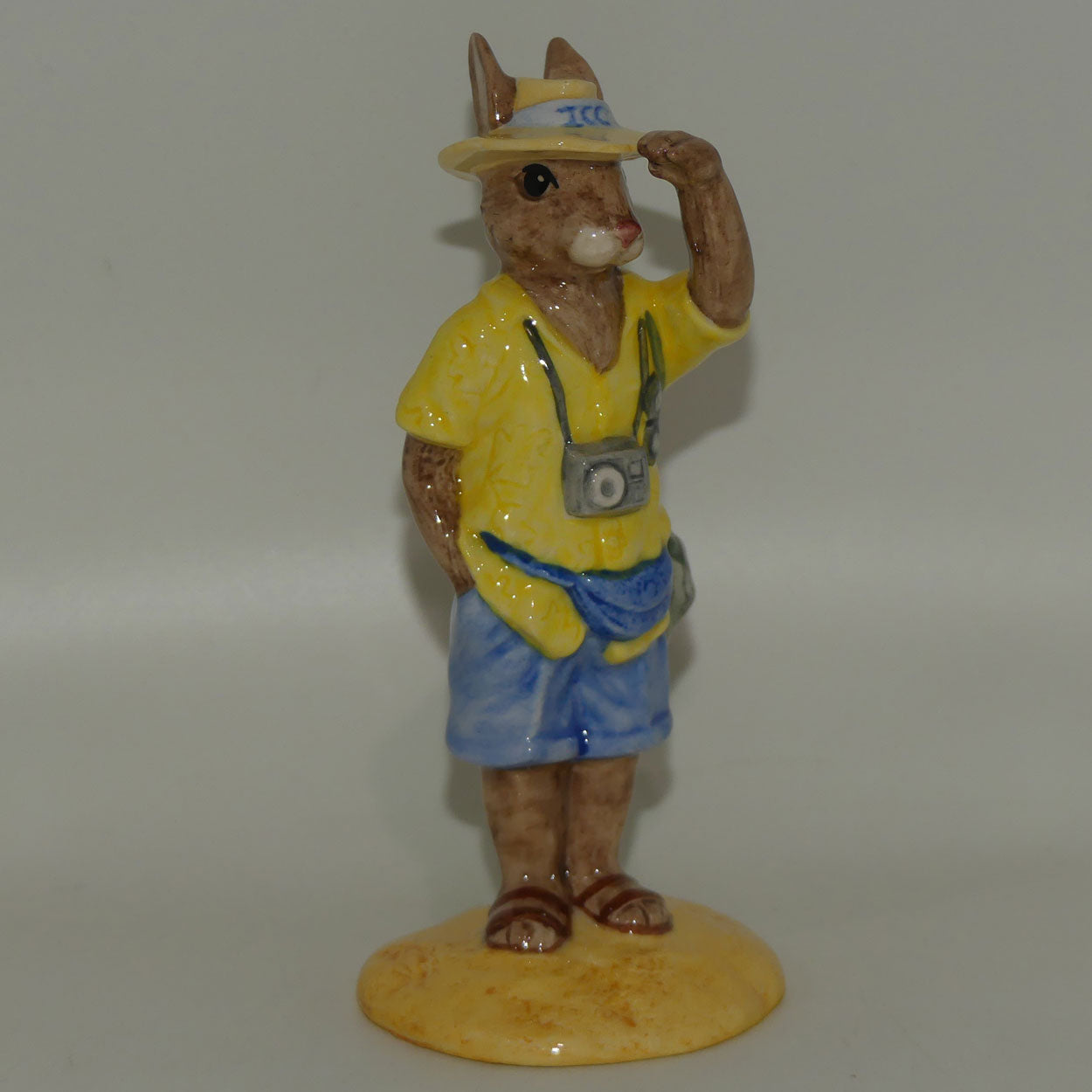 db190-royal-doulton-bunnykins-tourist