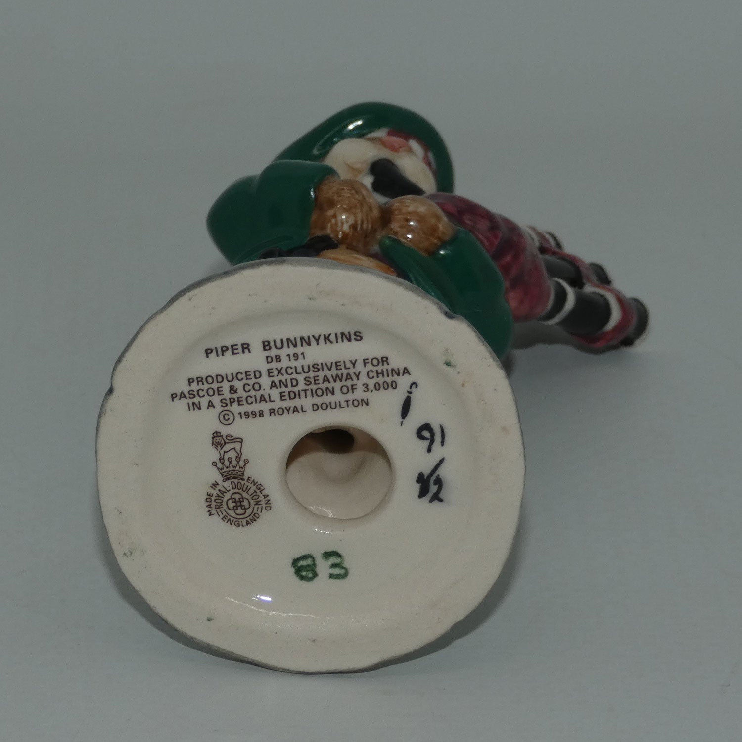 db191-royal-doulton-bunnykins-piper