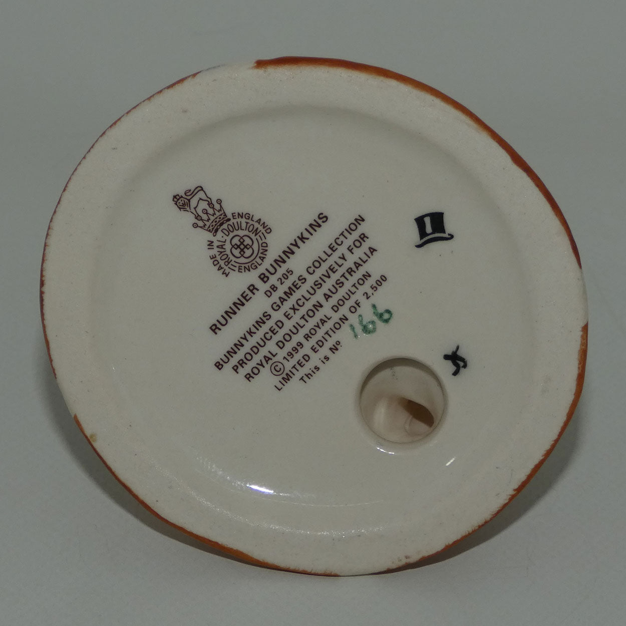 db205-royal-doulton-bunnykins-runner