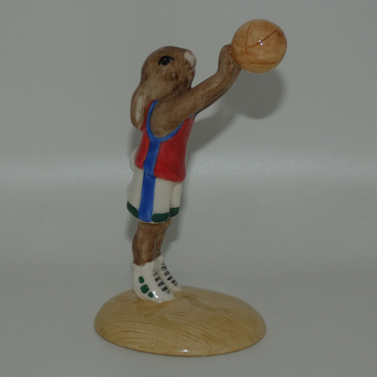 db208-royal-doulton-bunnykins-basketball