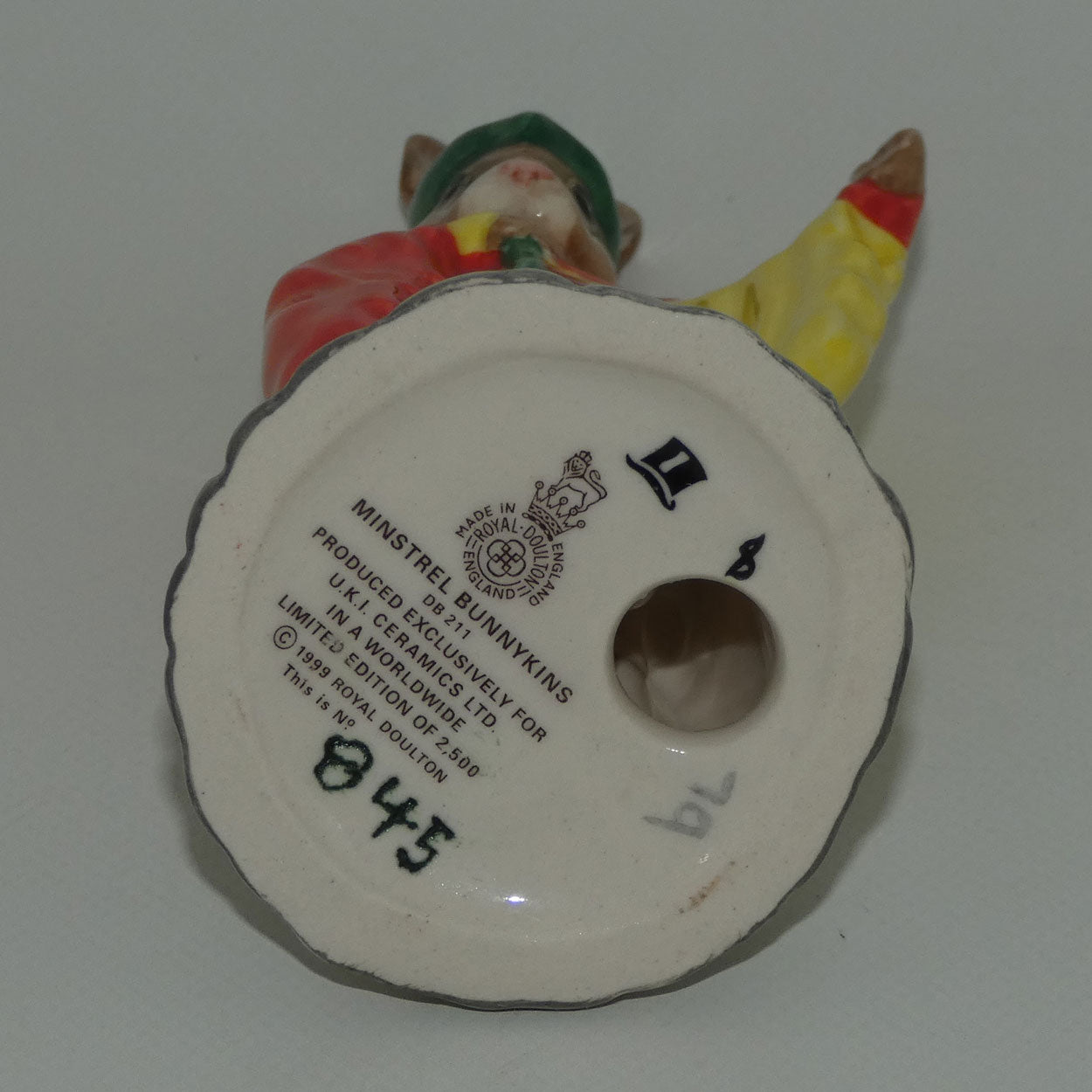 db211-royal-doulton-bunnykins-minstrel-bunnykins