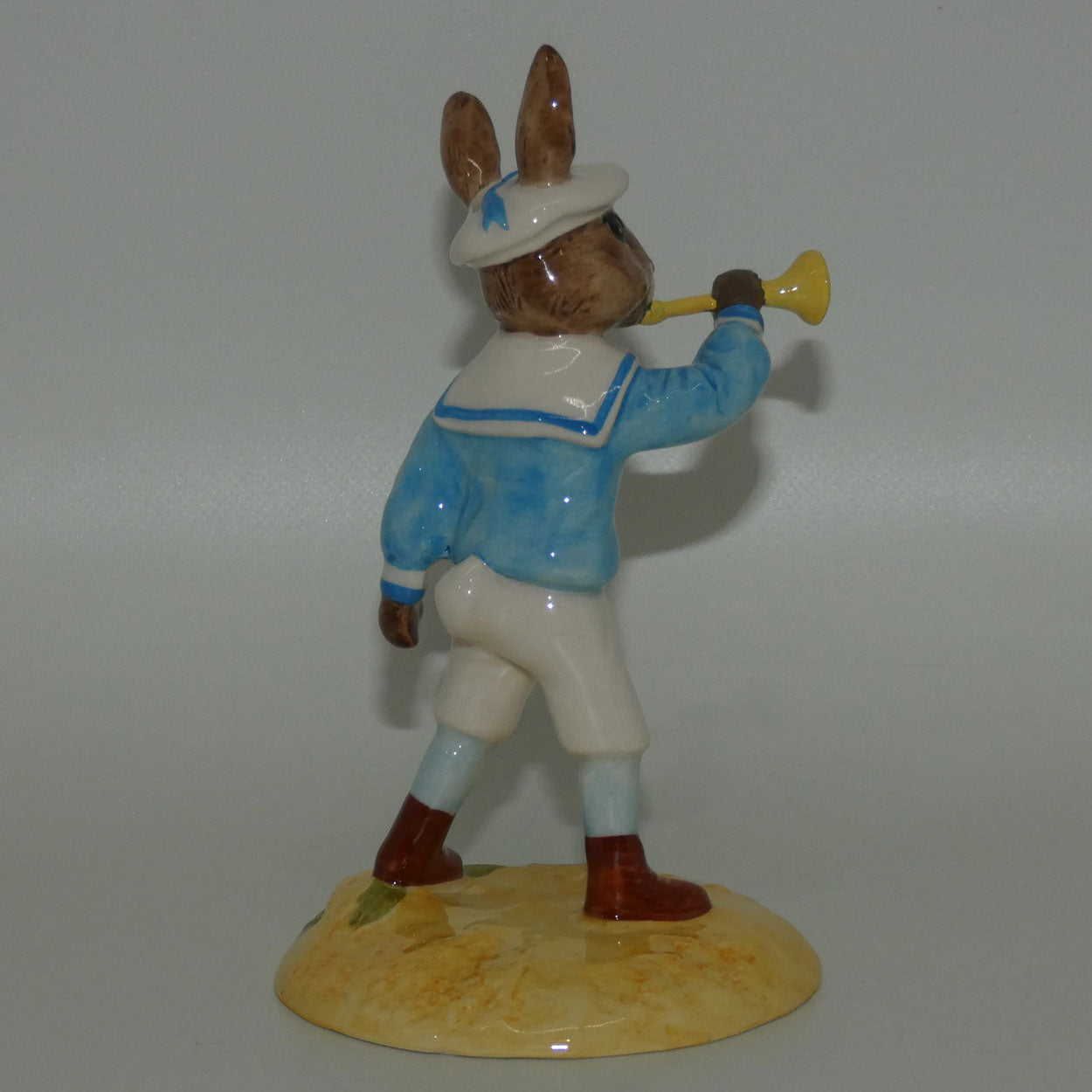 db239-royal-doulton-bunnykins-little-boy-blue