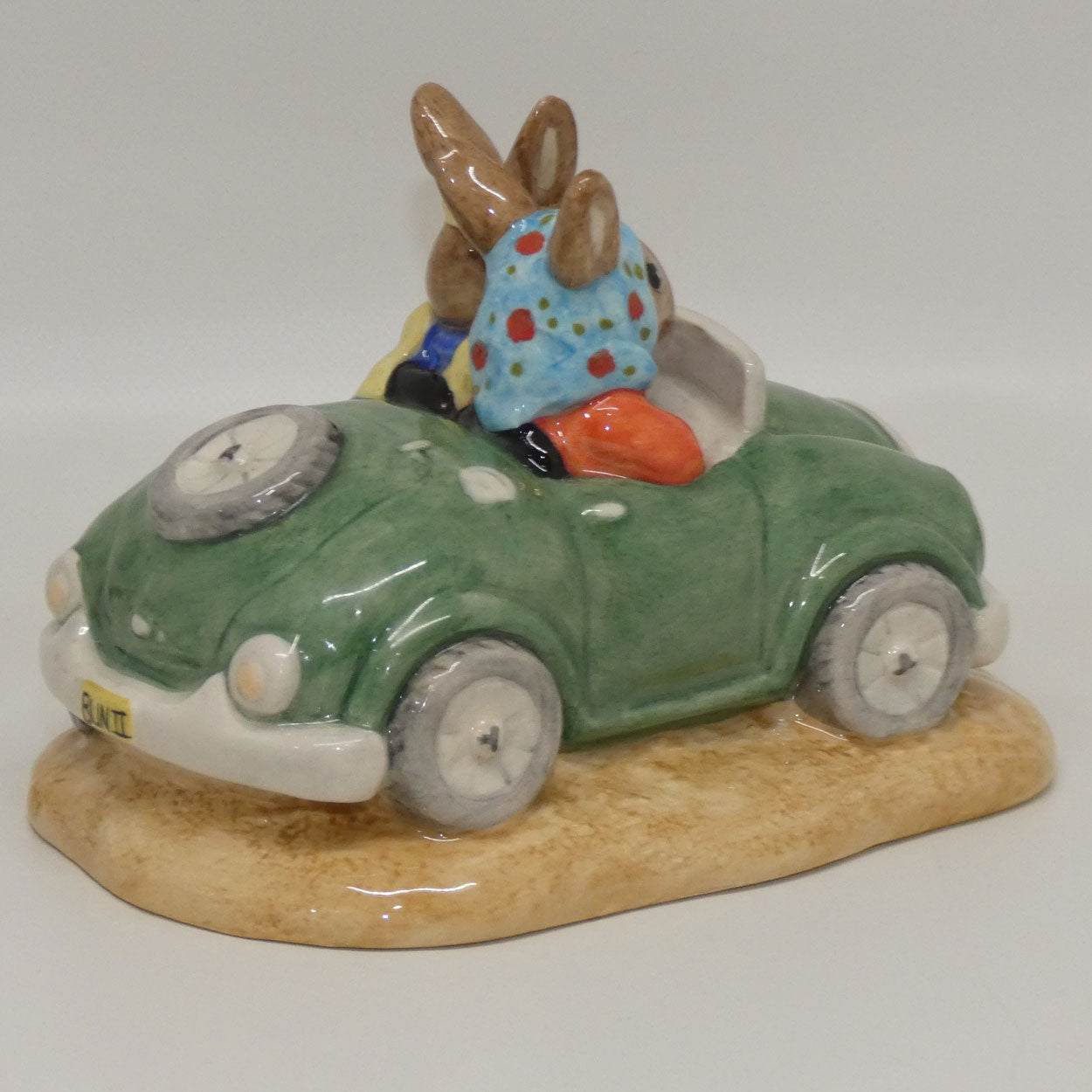 db260-royal-doulton-bunnykins-day-trip