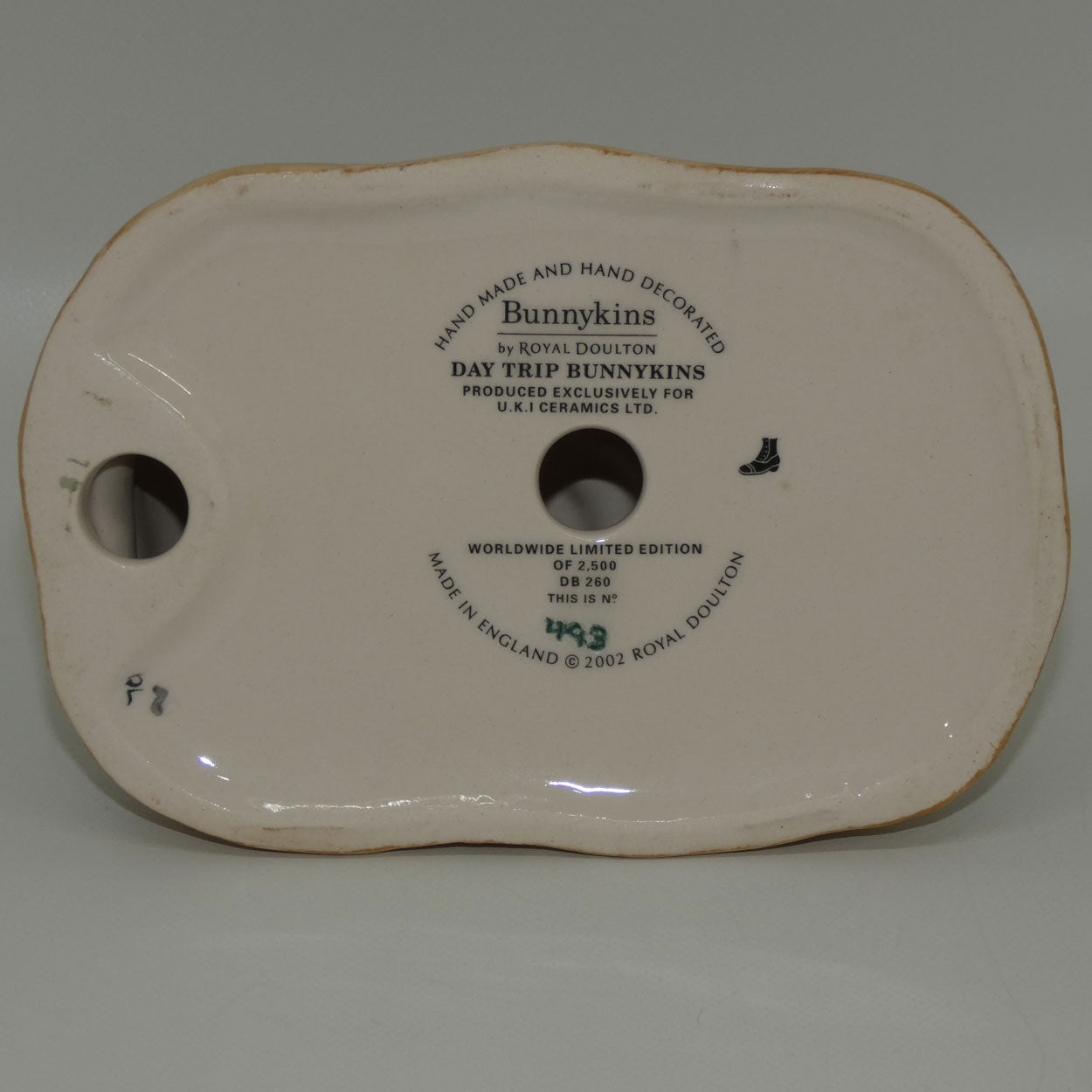 db260-royal-doulton-bunnykins-day-trip