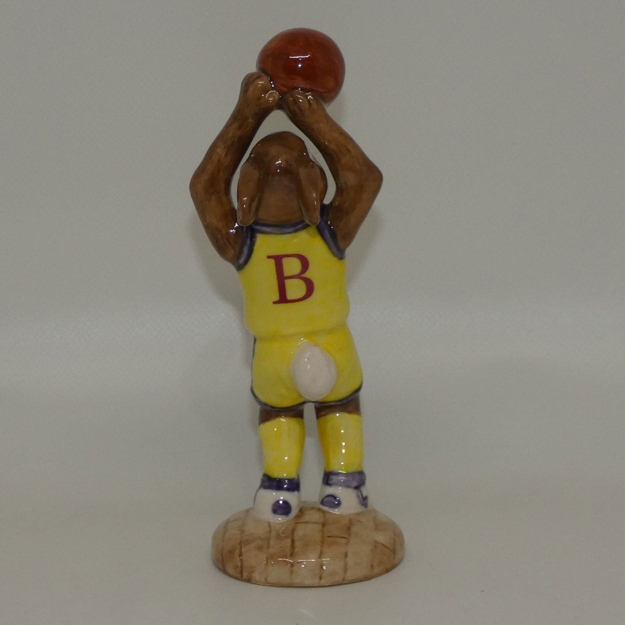 db262-royal-doulton-bunnykins-basketball