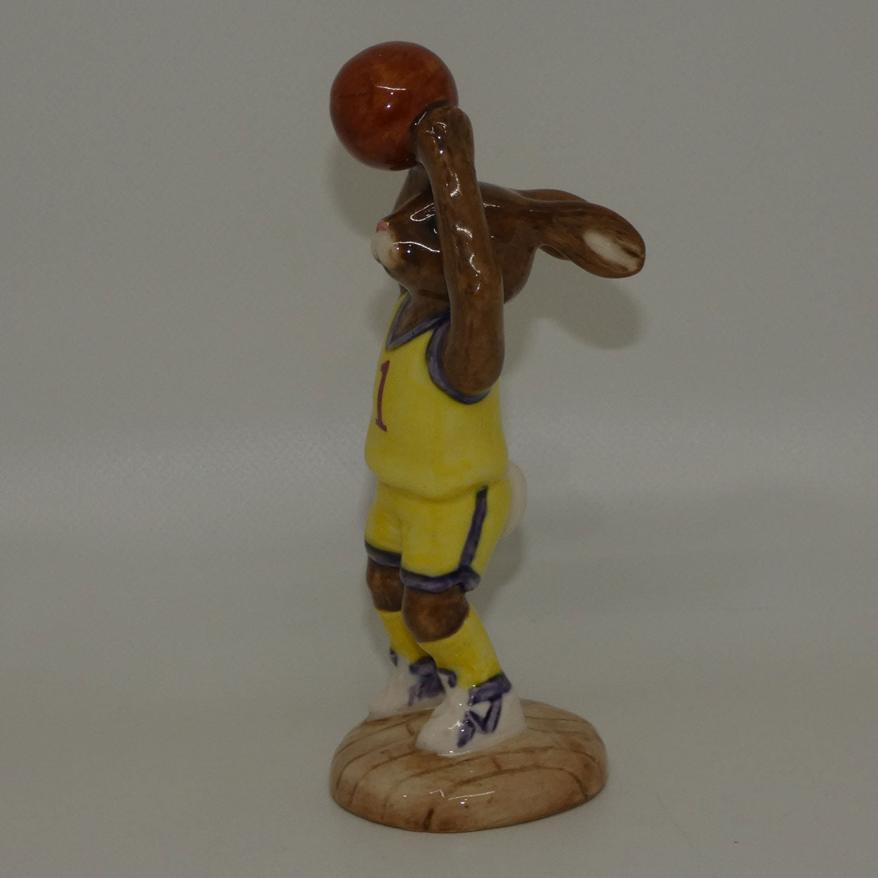 db262-royal-doulton-bunnykins-basketball