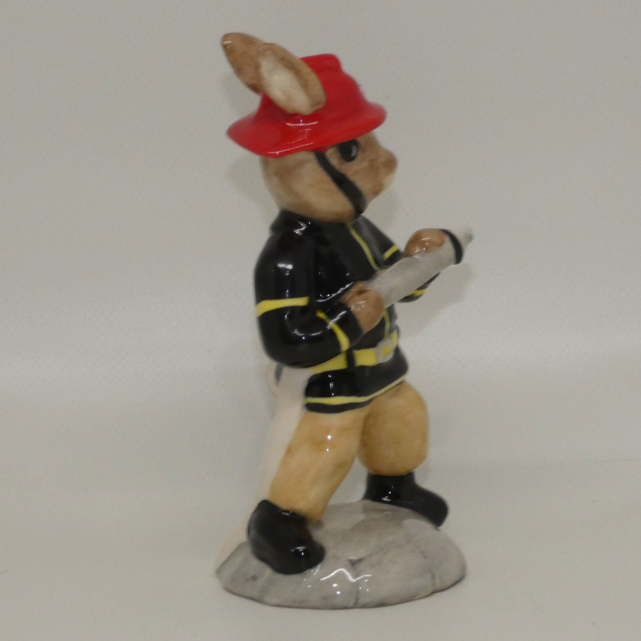 db268-royal-doulton-bunnykins-american-firefighter