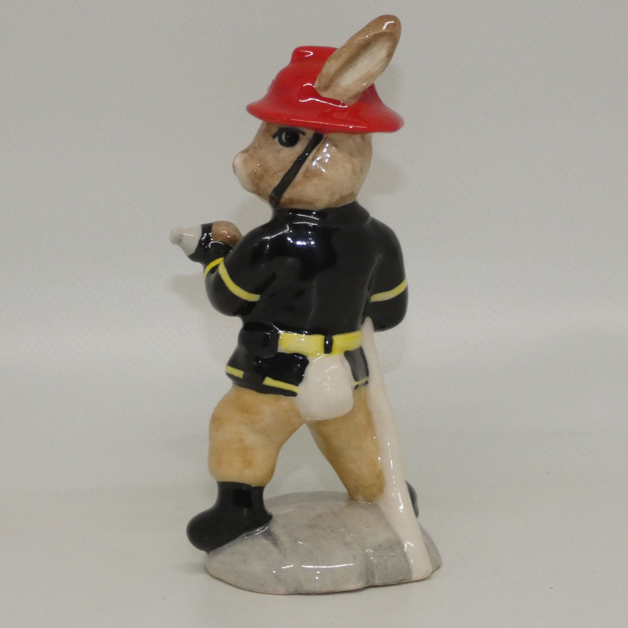db268-royal-doulton-bunnykins-american-firefighter