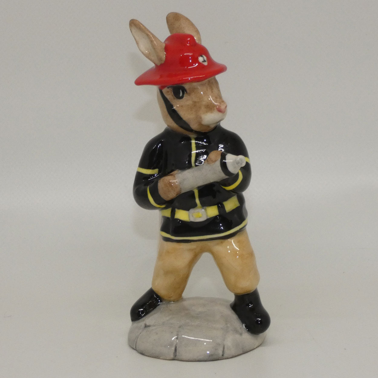 db268-royal-doulton-bunnykins-american-firefighter