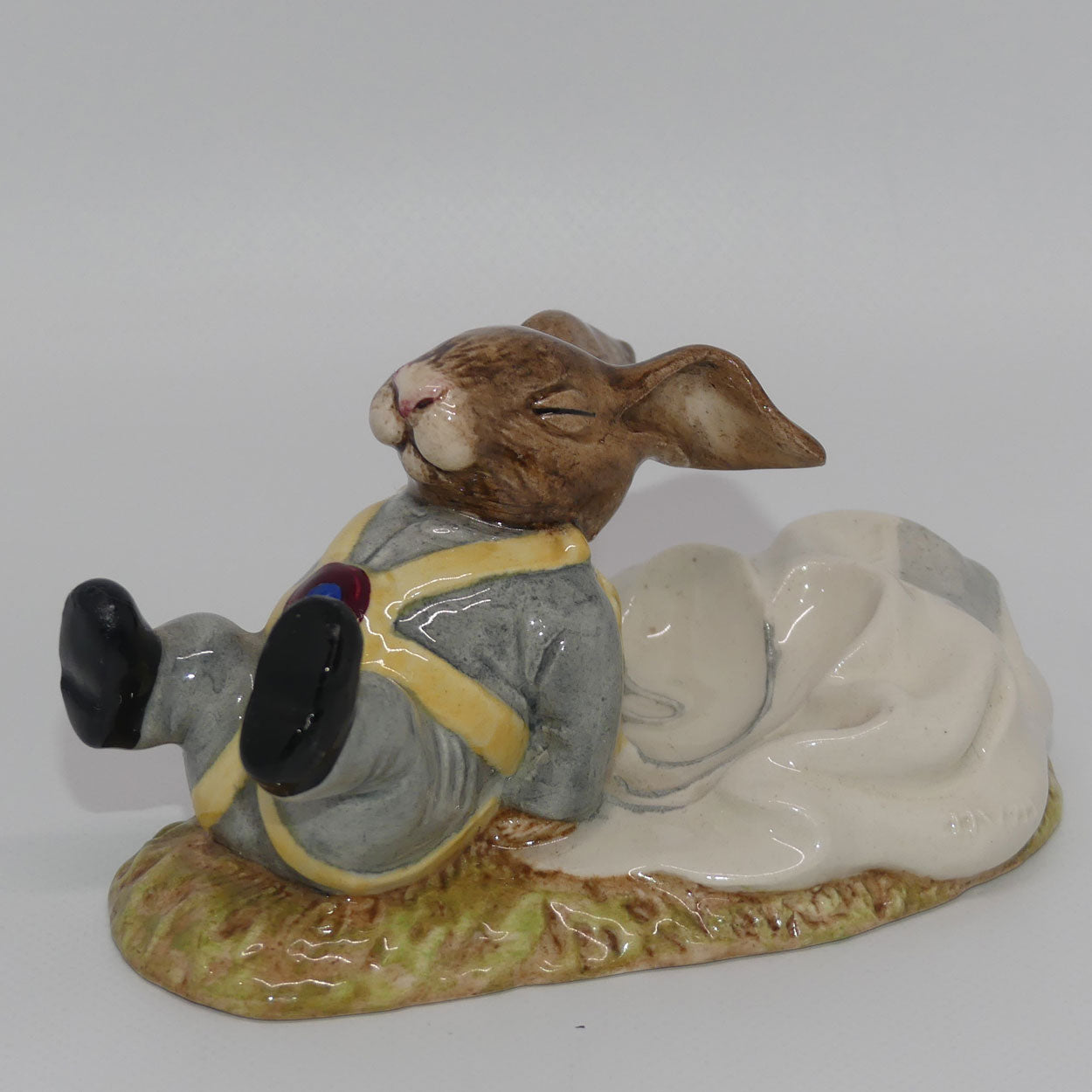 db041-royal-doulton-bunnykins-freefall-light-grey-no-box