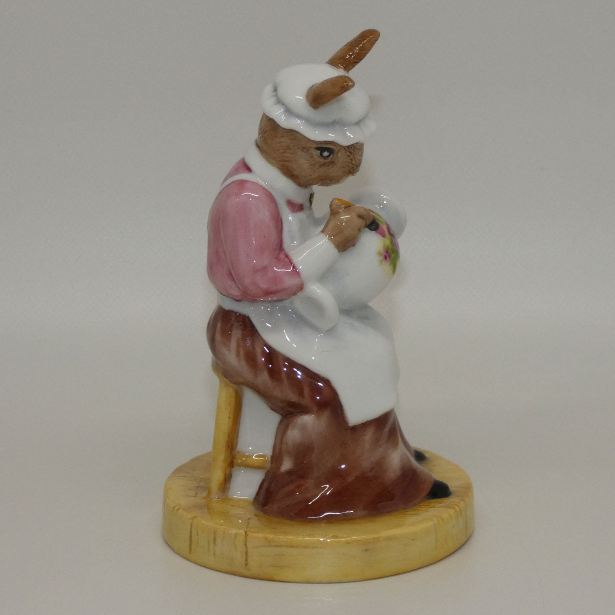 db465-royal-doulton-bunnykins-paintress-bunnykins