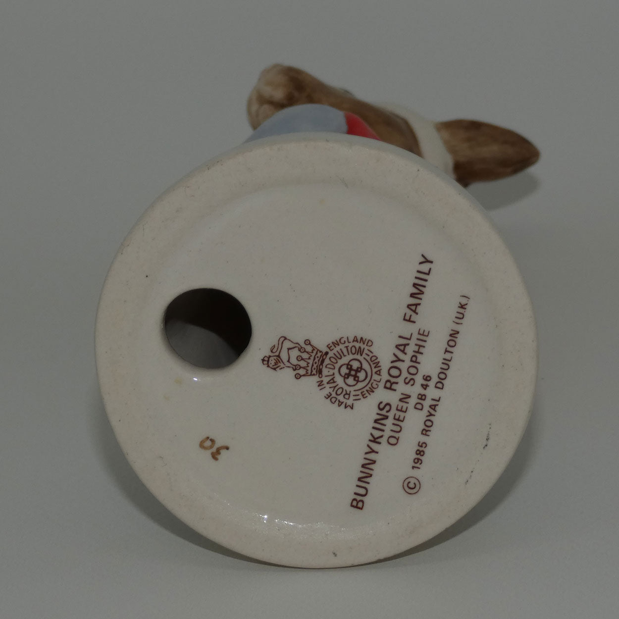 db046-royal-doulton-bunnykins-queen-sophie-bunnykins