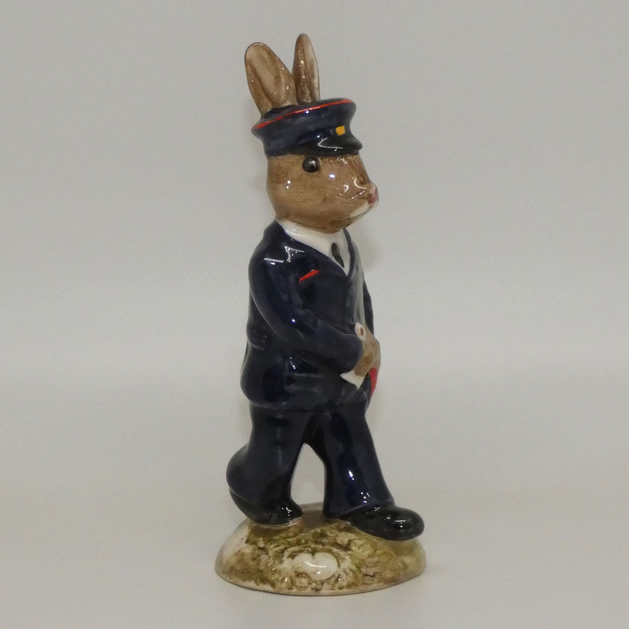 db076-royal-doulton-bunnykins-postman