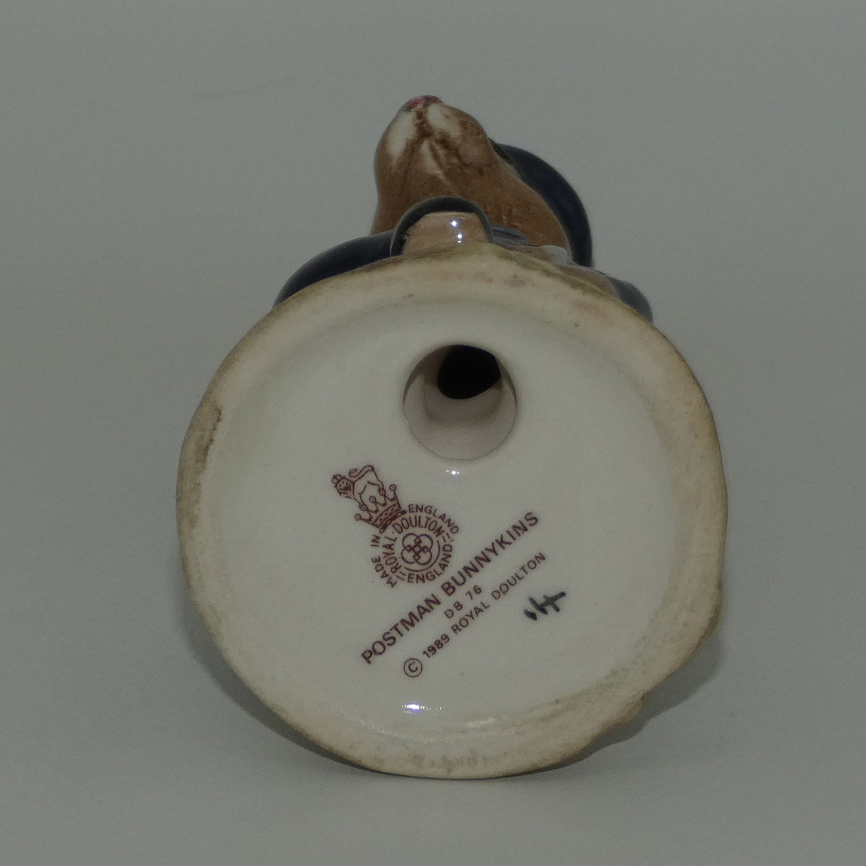 db076-royal-doulton-bunnykins-postman