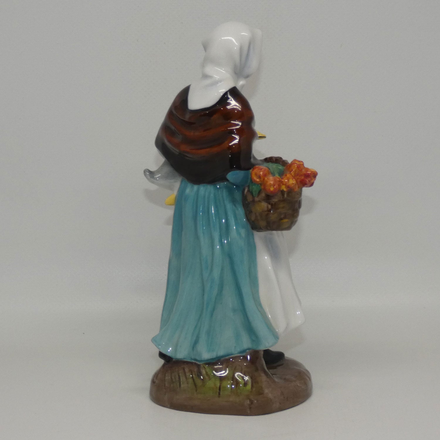 hn1991-royal-doulton-figure-a-country-lass