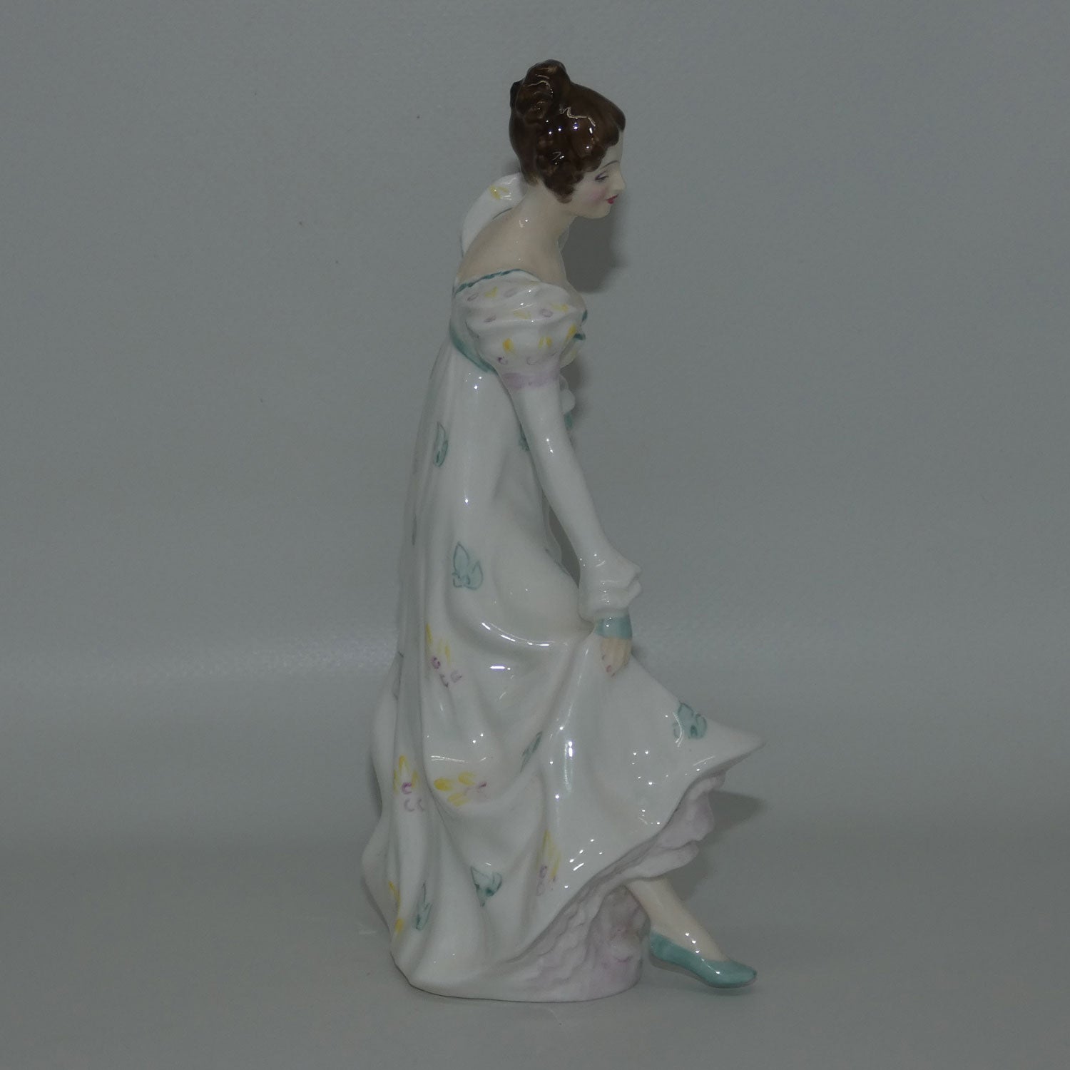 hn2019-royal-doulton-figure-minuet-white