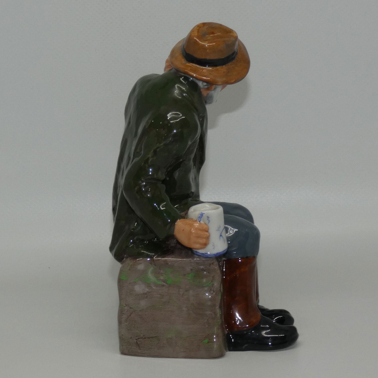 hn2042-royal-doulton-figure-owd-willum
