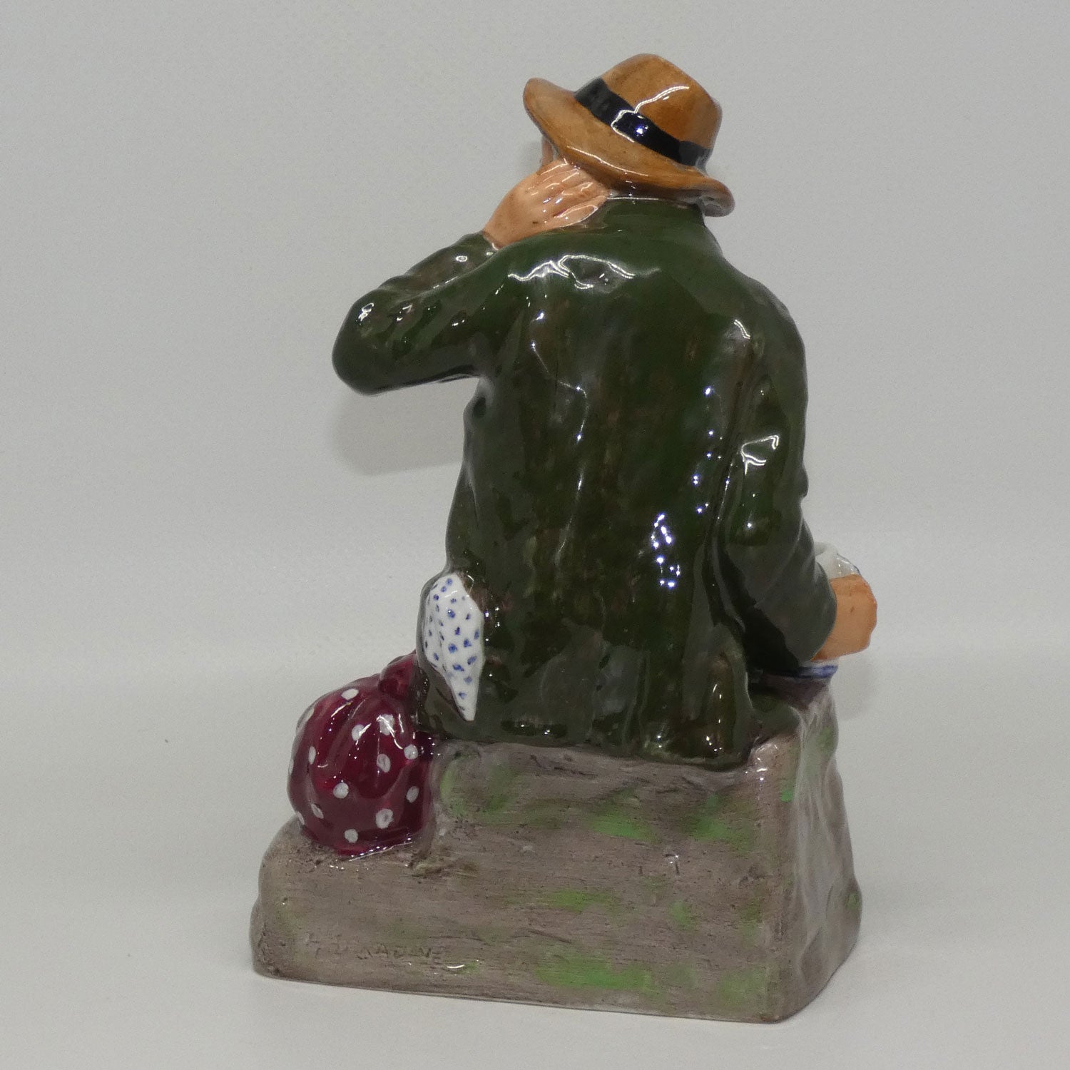 hn2042-royal-doulton-figure-owd-willum