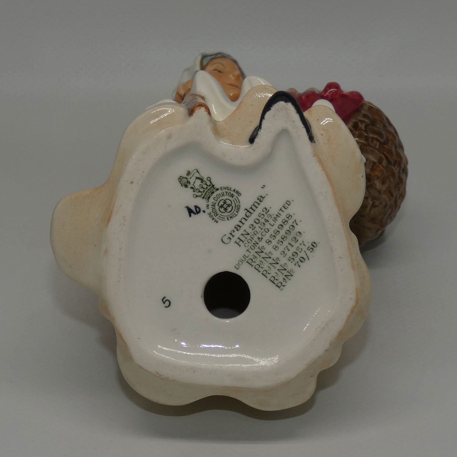 hn2052a-royal-doulton-figure-grandma