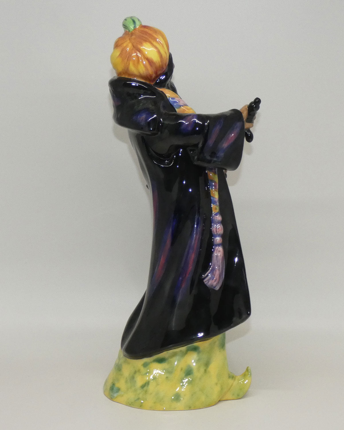 hn2105-royal-doulton-figure-bluebeard