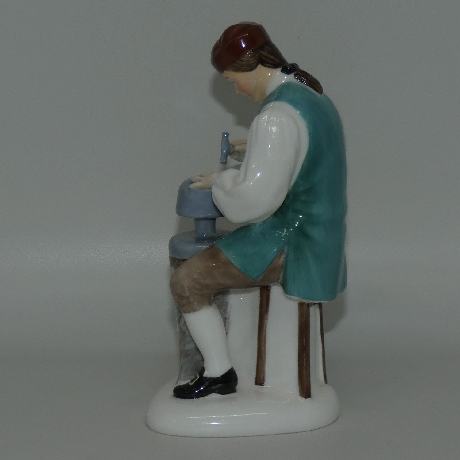 hn2208-royal-doulton-figure-silversmith-of-williamsburg