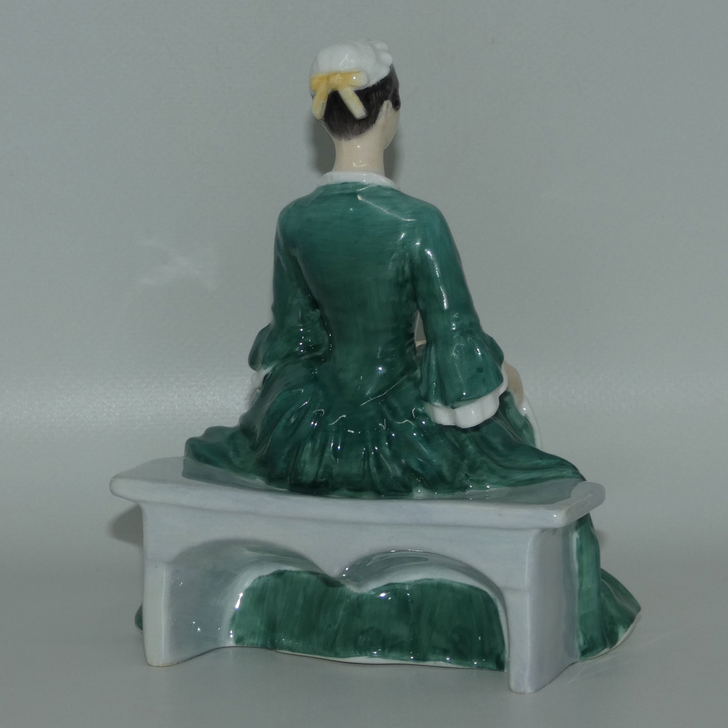 hn2228-royal-doulton-figure-lady-from-williamsburg