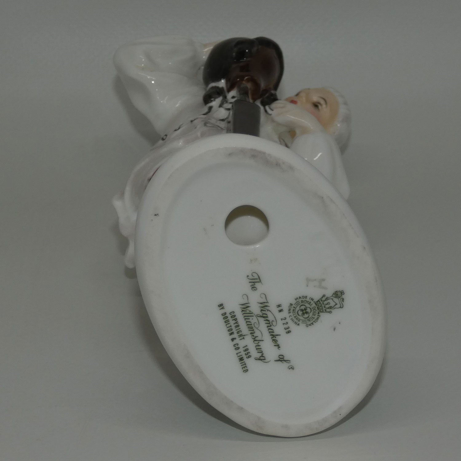 hn2239-royal-doulton-figure-wigmaker-of-williamsburg