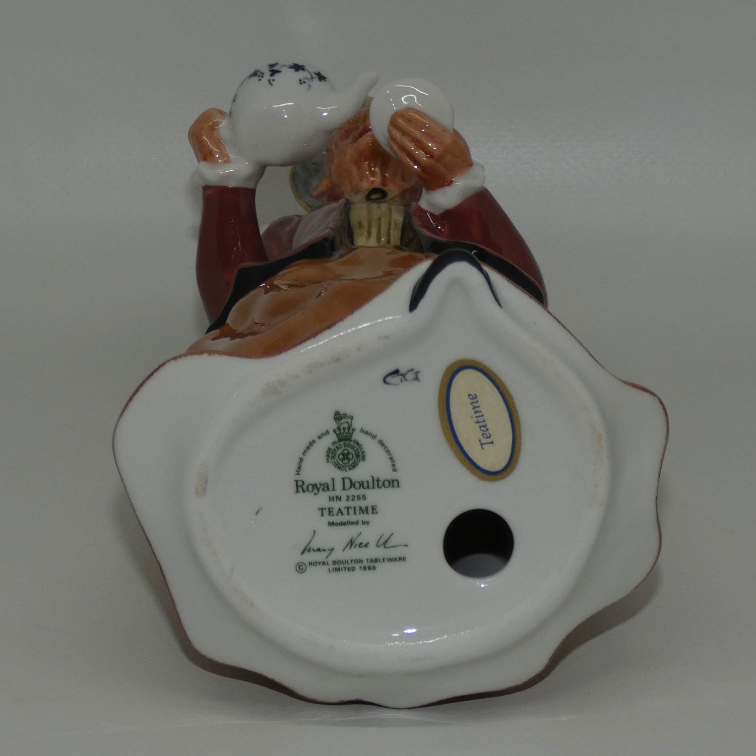 hn2255-royal-doulton-figure-teatime