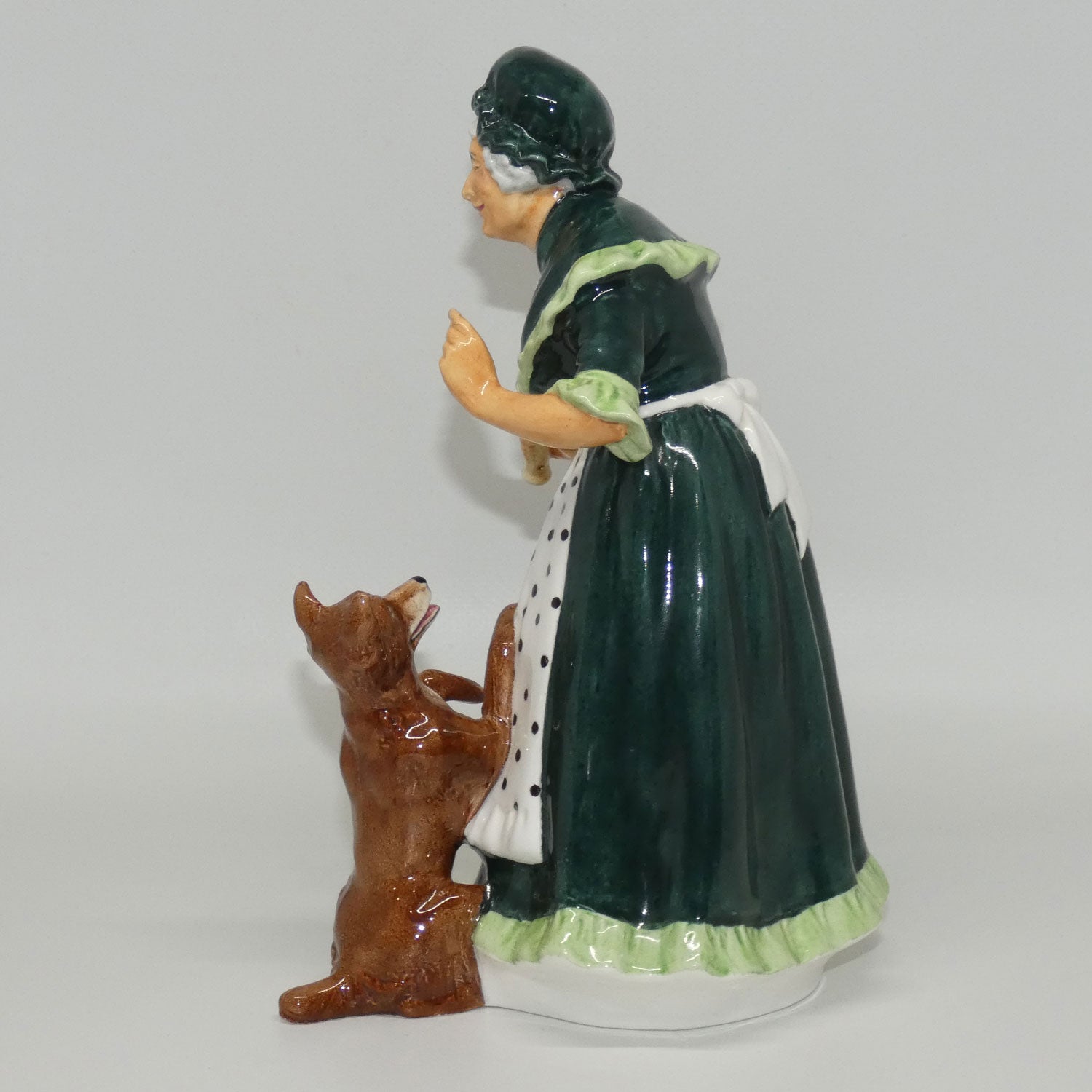 hn2314-royal-doulton-figure-old-mother-hubbard