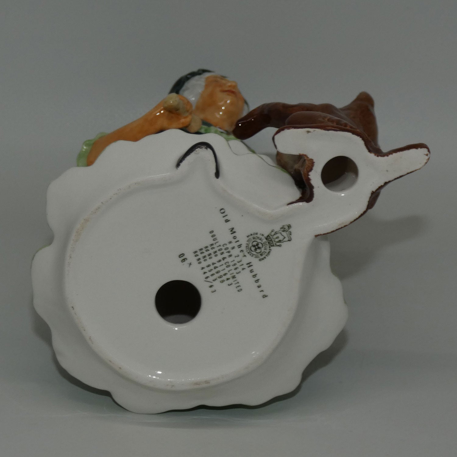 hn2314-royal-doulton-figure-old-mother-hubbard
