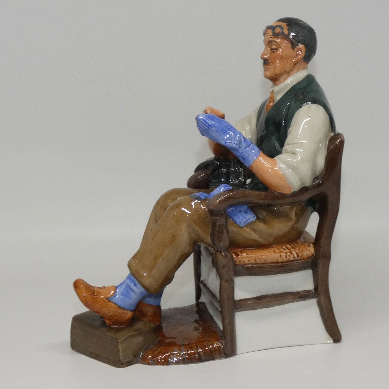 hn2319-royal-doulton-figure-the-bachelor