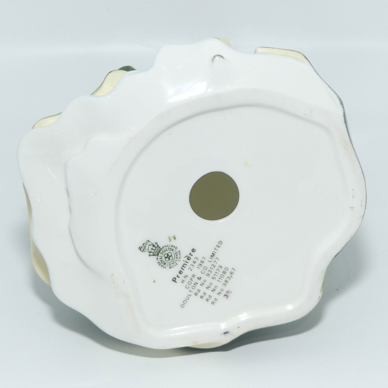 Royal Doulton figure Premiere HN2343A | Hand rests on the cloak