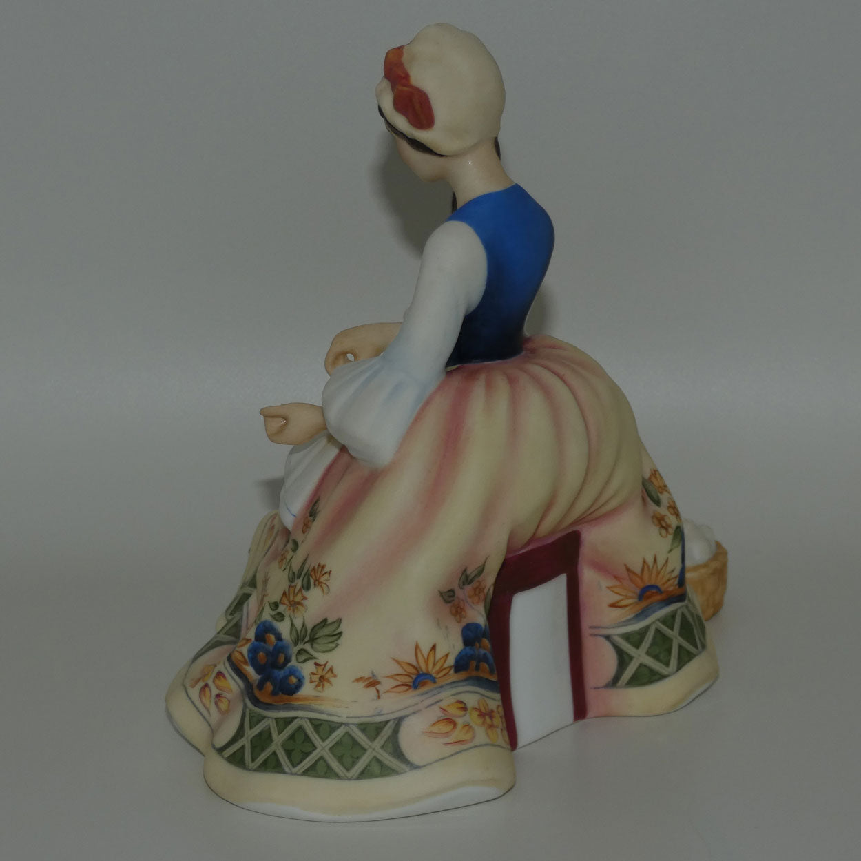 hn2390-royal-doulton-figure-spinning