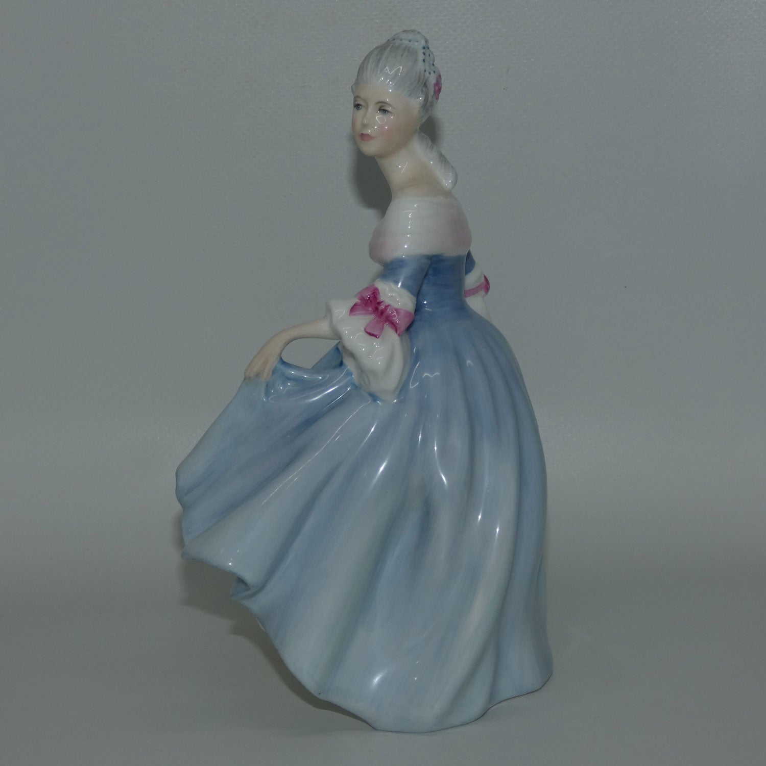 hn2425-royal-doulton-figure-southern-belle-blue