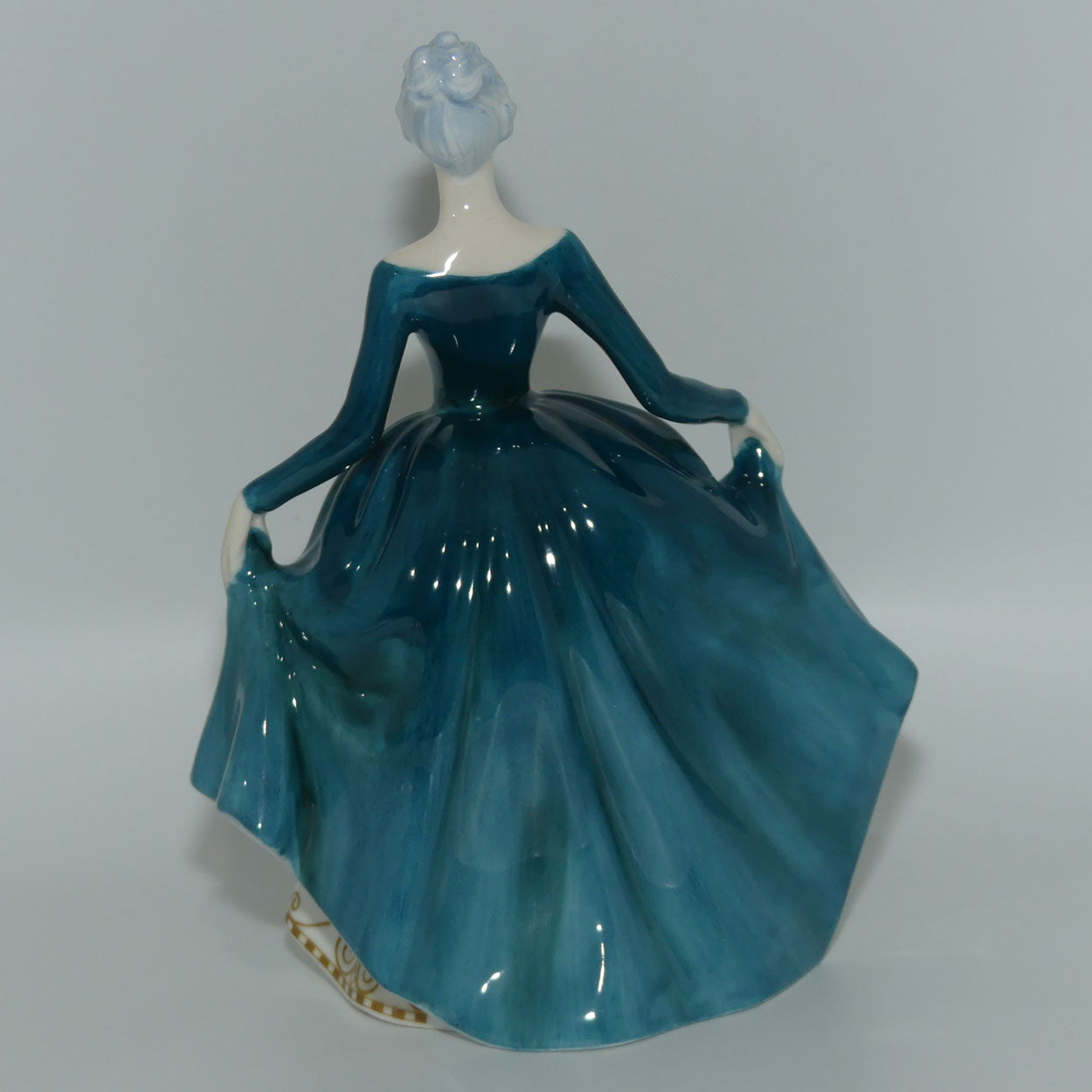 HN2709 Royal Doulton figurine Regal Lady