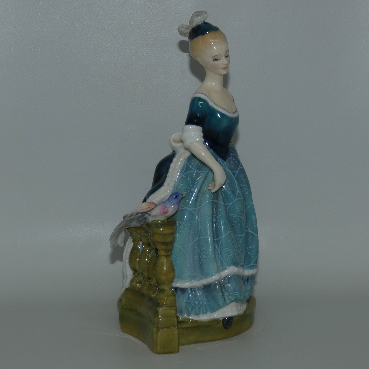 hn2724-royal-doulton-figure-clarinda