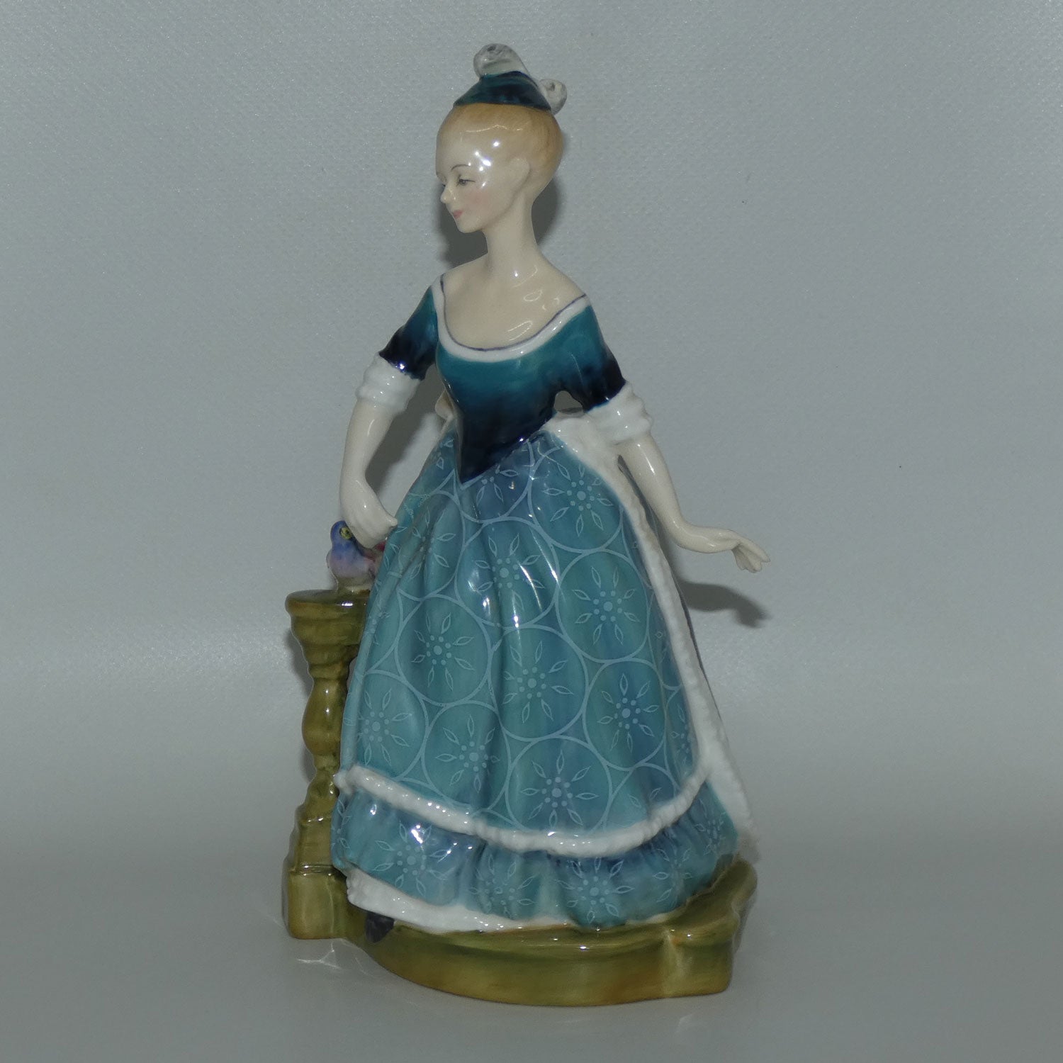 hn2724-royal-doulton-figure-clarinda