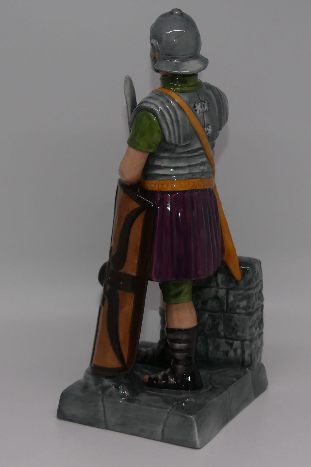 hn2726-royal-doulton-figure-centurion