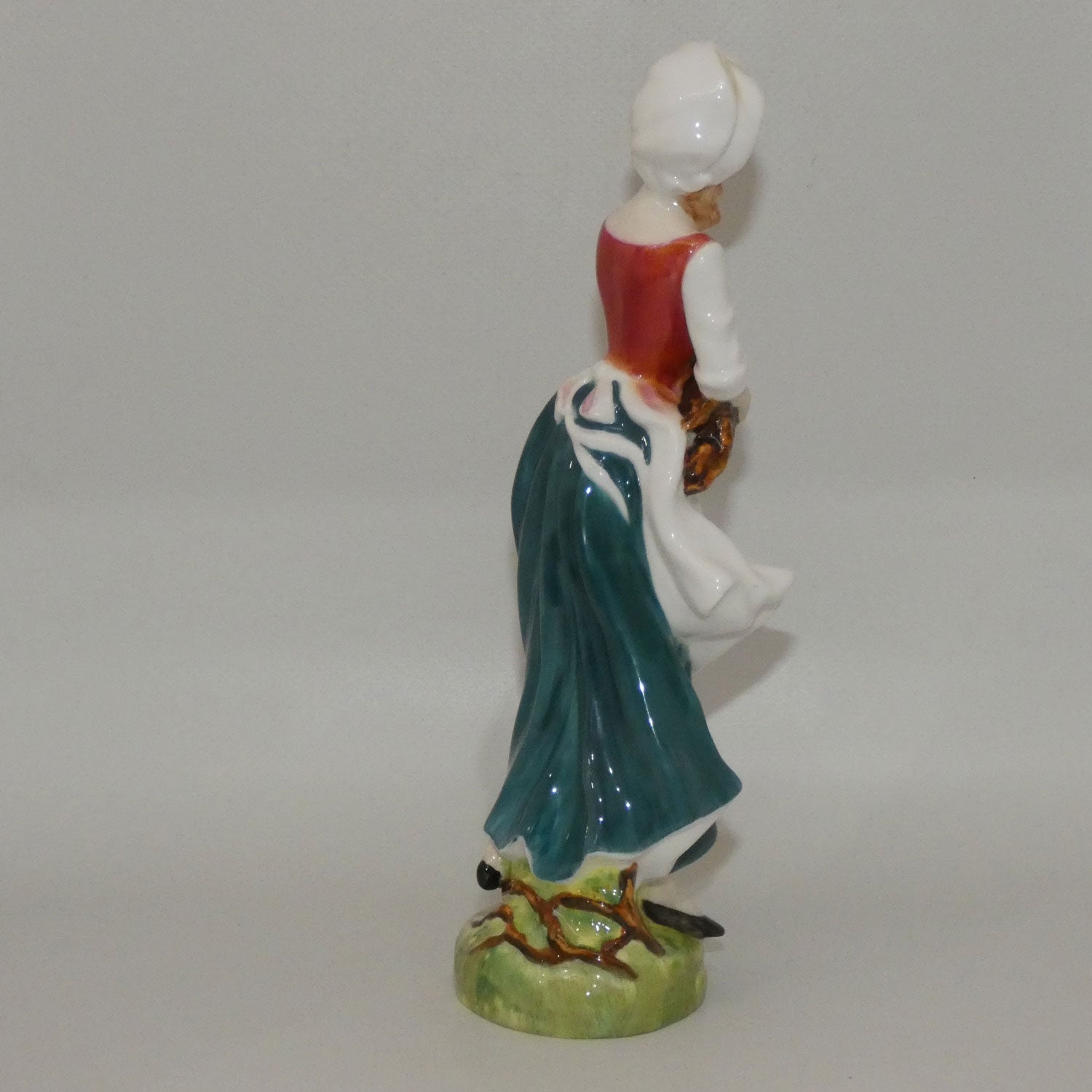hn2749-royal-doulton-figure-lizzie